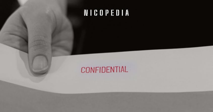 Eine Person, die ein vertrauliches Dokument bearbeitet