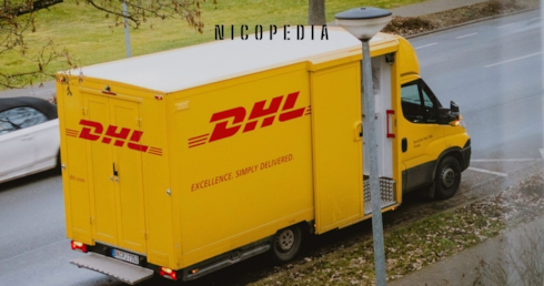 DHL-Lieferwagen fährt auf einer Strasse