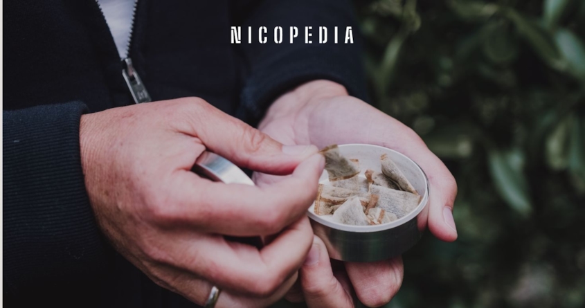 Person nimmt einen Snus aus der Dose