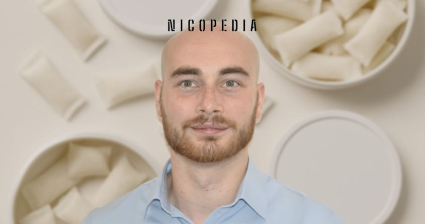 Luke, im Hintergrund Snusbeutel und Snusdosen