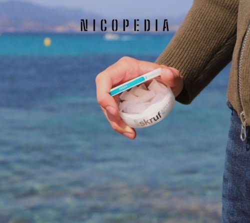 Mann mit einer Dose Nicotine Pouches als Alternative zum Rauchen am Wasser.