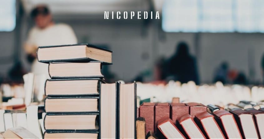 Ein Stapel Bücher in einer Bibliothek illustriert das Thema Innovation durch Schadensminderung.