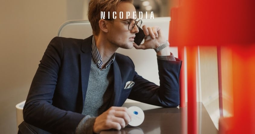 Mann telefoniert und hält eine Snusdose