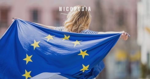 Frau mit EU-Flagge