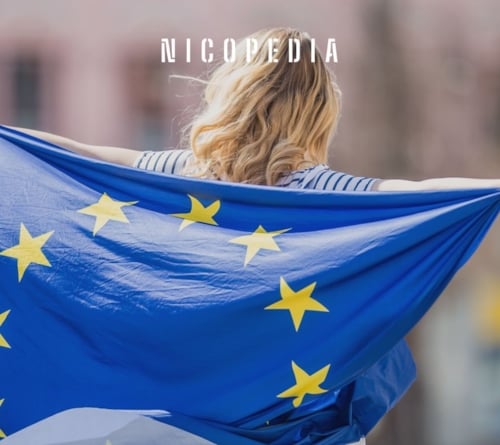 Frau mit EU-Flagge