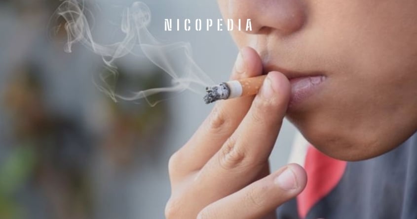 Ein junger Mann raucht