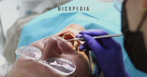 Person beim Zahnarzt um das Thema Snus und Mundegesundheit darzustellen