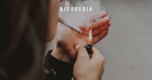 Person mit Zigarette und Feuerzeug um das Thema Rauchen in Deutschland zu illustrieren