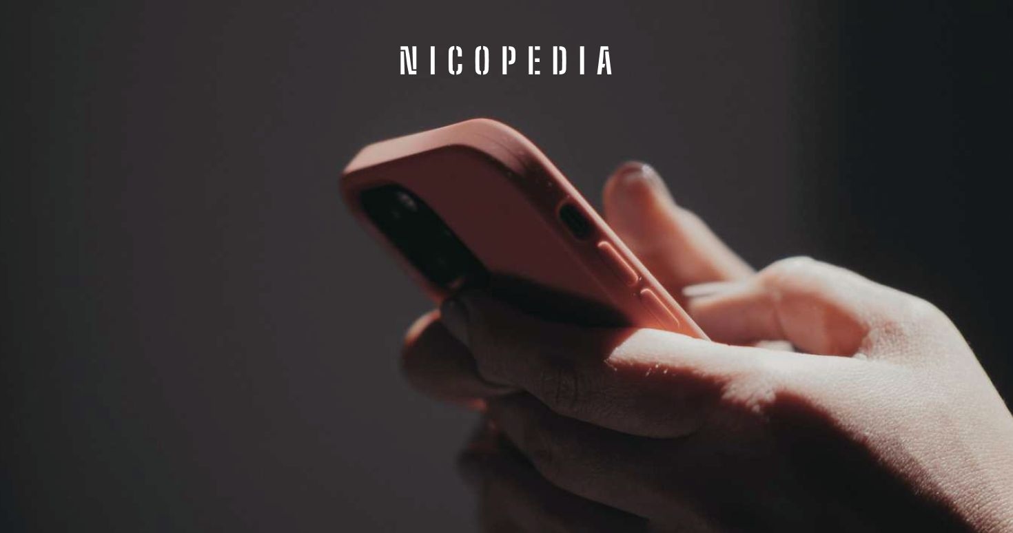 Person hält Smartphone in der Hand