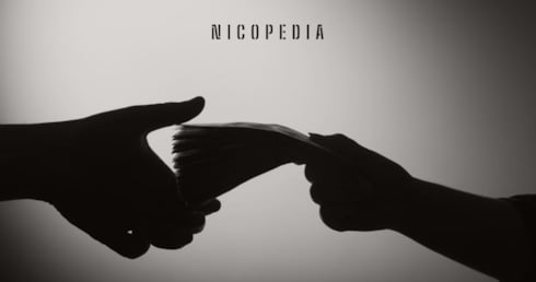 Personen tauschen Geld aus um Schwarzmarkt darzustellen