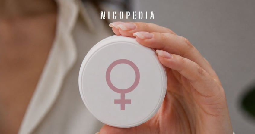 Frau mit Nikotinbeuteldose