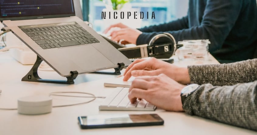 Schreibtisch mit Nikotinbeutel Dose