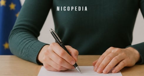 Person mit Stift und Papier